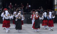 Dantza ikuskizun biribilarekin agurtu dute kurtsoa Kezkako dantzari gazteek
