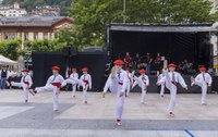 Dantza ikuskizun biribilarekin agurtu dute kurtsoa Kezkako dantzari gazteek