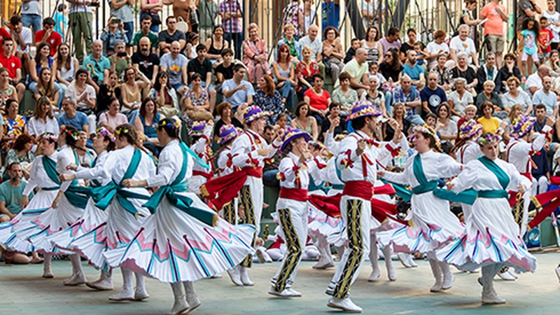 Dantza-sorta ikusgarria eskaini zuten Kezka dantza eskolako eta taldeko dantzariek barixakuan
