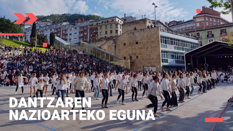 Dantzaren Nazioarteko Eguna ospatzeko herriko kaleak hartu dituzte dantza talde eta eskolek
