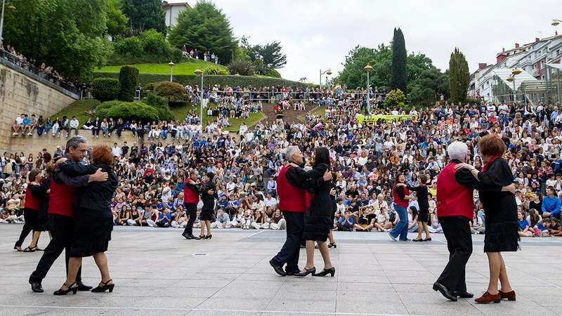 Dantzaren Nazioarteko Eguna ospatzeko jardunaldi ikusgarri eta arrakastatsua