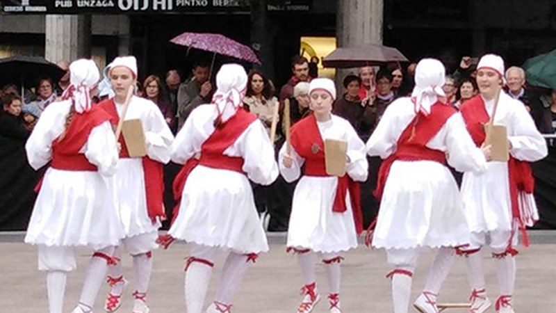 Dantzari Eguna Errebal Plazan egitea erabaki dute, euri arriskua iragarri dute-eta