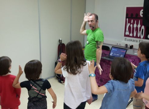 Dantzaz gozatuz Estangarekin