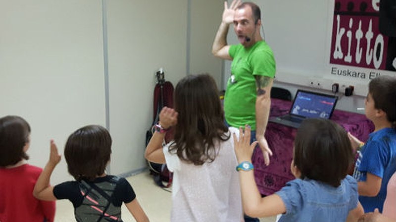 Dantzaz gozatuz Estangarekin