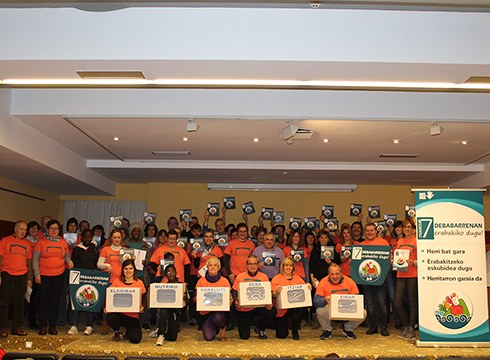 Debabarrena mailako galdeketa aurkeztu du Gure Esku Dagok