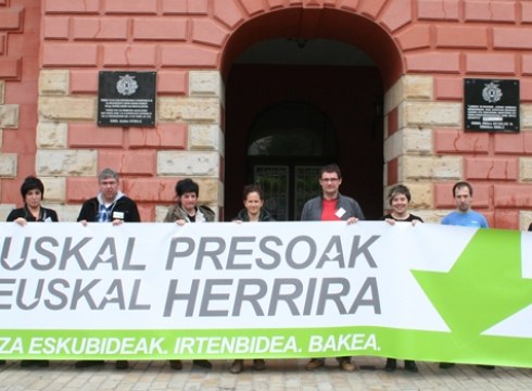 Debabarrenako EH Bilduko ordezkariek presoen aldeko hainbat konpromiso hartu dituzte