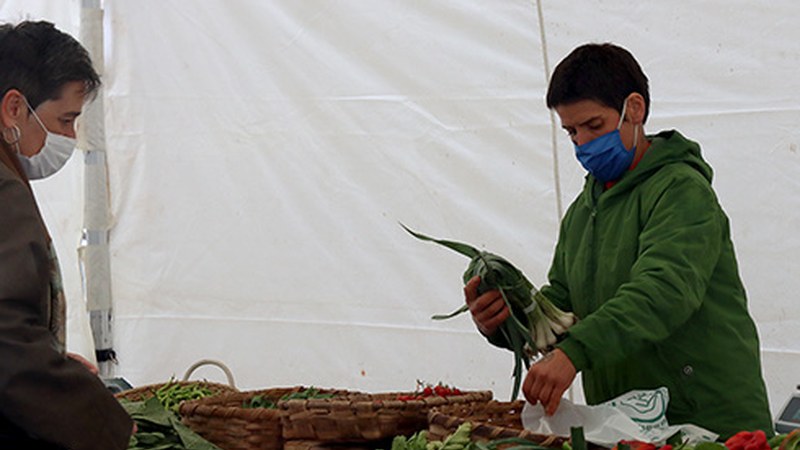 Debabarreneko azoka ekologikoa euriak ondo busti zuen zapatuan