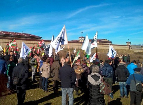 Debabarreneko lau autobus joan dira Logroñoko kartzelara martxan