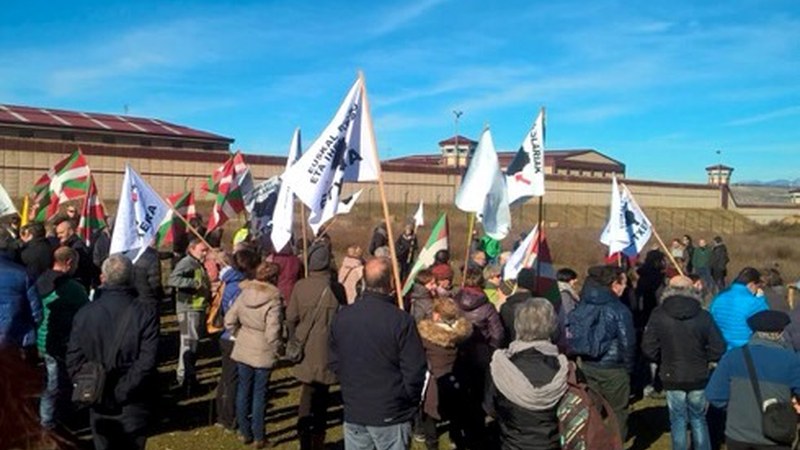 Debabarreneko lau autobus joan dira Logroñoko kartzelara martxan