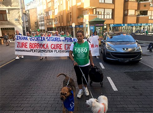 Debabarreneko pentsiodunek zahar-egoitza seguru eta publikoak eskatu dituzte