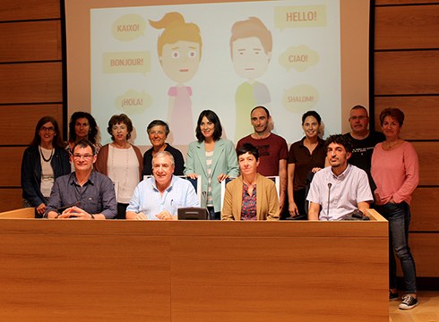 Debabarreneko udalek gurasoentzat sortu dituzten "Euskaratik eleaniztasunera" infografiak aurkeztu dituzte