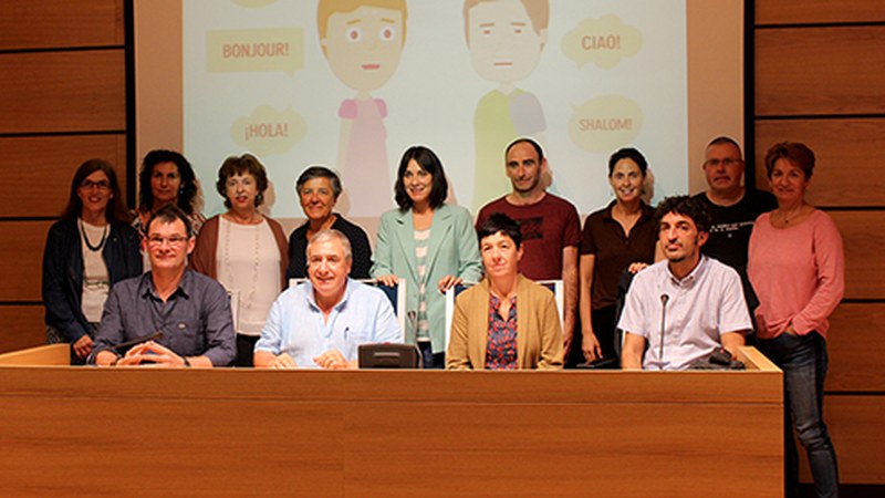 Debabarreneko udalek gurasoentzat sortu dituzten "Euskaratik eleaniztasunera" infografiak aurkeztu dituzte