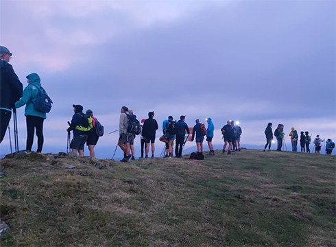 Debabarrenetik joandako berrehunen bat herritarrek Kokori mendilerroa argiztatu zuten
