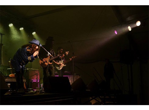 Dee Versions: “Abesti batzuen bertsioa egitea ez da makala”