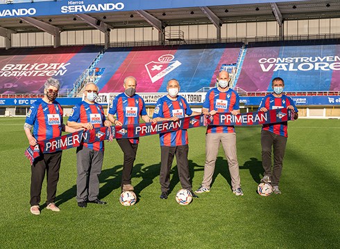 Demokraziako sei alkateek Ipuruan argazkia egin dute, Eibar foball taldeari animoak emateko