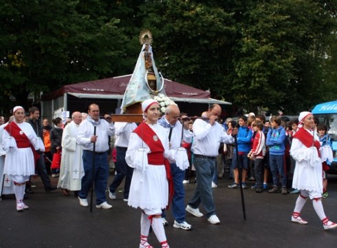 Dena prest Arrateko jaiei ekiteko