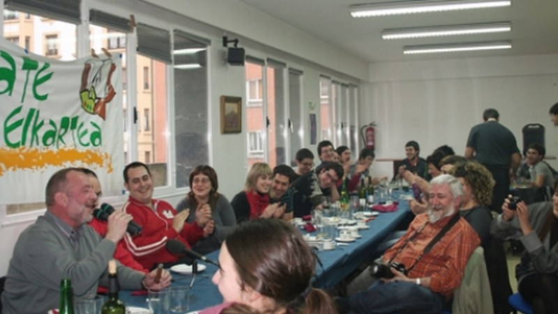 Dena prest dago Arrate Kultur Elkartean Bertso Asteari ekiteko