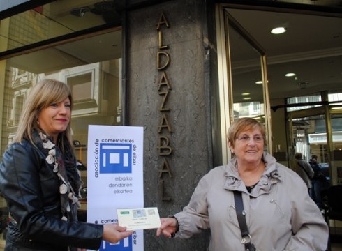 Dendarien Elkartearen 1.000 euroko txekea jaso du irabazleak