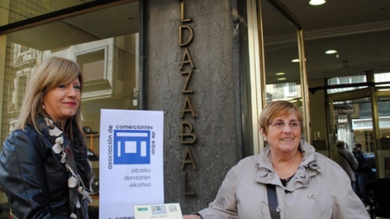 Dendarien Elkartearen 1.000 euroko txekea jaso du irabazleak