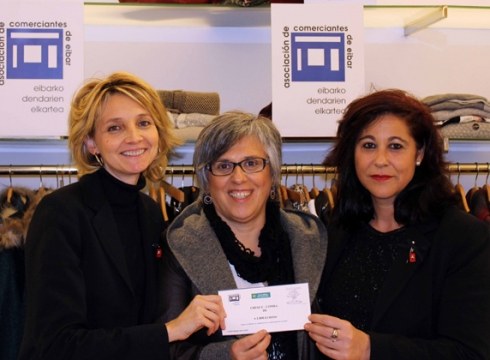 Dendarien urriko zozketako irabazleak 1.000 euroko erosketa-txartela jaso du