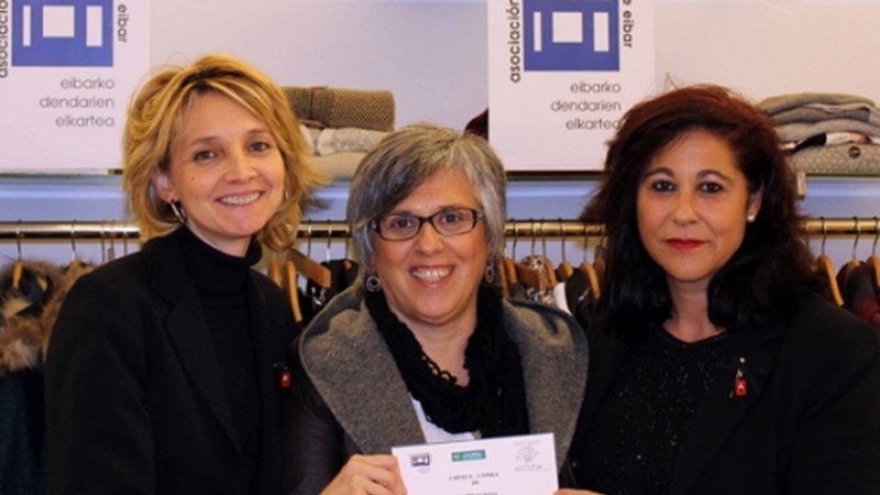 Dendarien urriko zozketako irabazleak 1.000 euroko erosketa-txartela jaso du