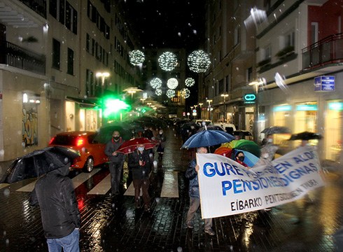 Denontzat lan, pentsio eta bizitza duinak eskatu zituzten atzoko manifestazio jendetsuan