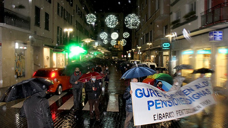 Denontzat lan, pentsio eta bizitza duinak eskatu zituzten atzoko manifestazio jendetsuan