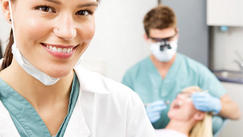 Dentisten Elkargoak larrialdietarako zerbitzua ematen duela gogorarazi nahi die herritarrei