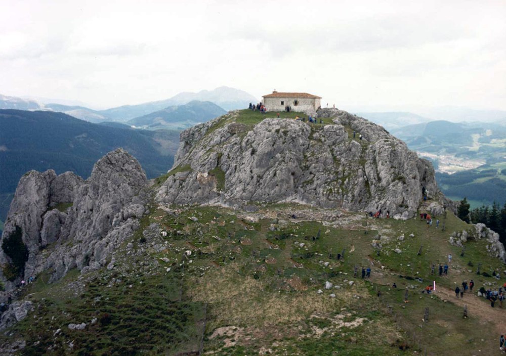 Deporreko mendizaleak Arrasatetik Leintz Gatzagara joango dira ‘Hartzaren urratsak’ jarraituz