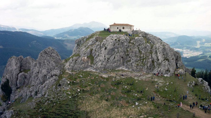 Deporreko mendizaleak Arrasatetik Leintz Gatzagara joango dira ‘Hartzaren urratsak’ jarraituz