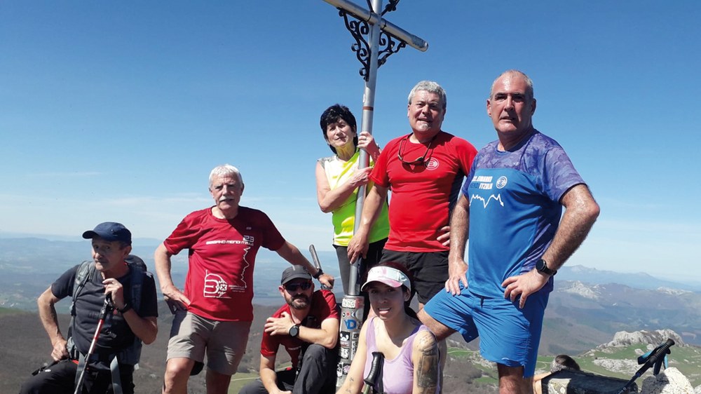 Deporreko mendizaleek Gipuzkoa eta Araba artean egin zuten azken ibilaldia