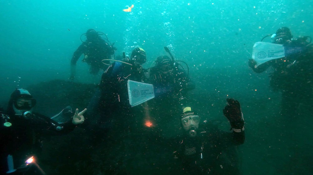 Deporreko Urpekaritza Batzordekoek itsas azpian jarri dute banderatxoa