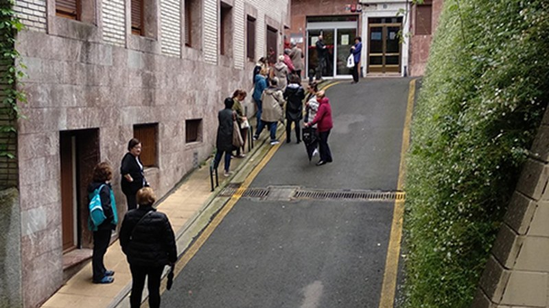 Deskontuarekin erosteko bonuen salmenta hasi eta jendetza pilatu da EMGIren bulego inguruan