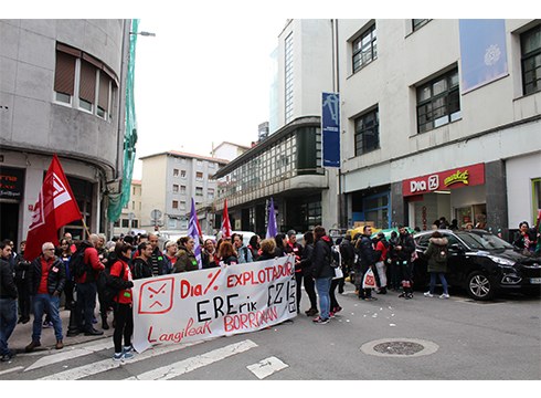 DIAko beharginek Ermuraino egin dute martxa kaleratzeen aurka eta lan baldintza duinen alde