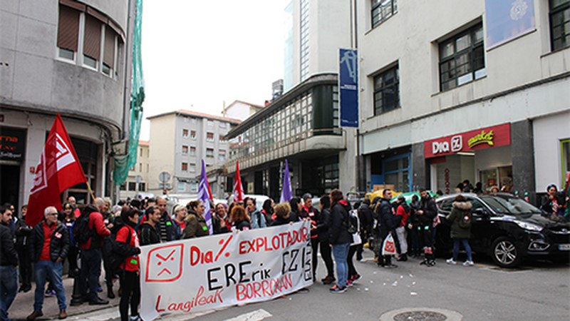 DIAko beharginek Ermuraino egin dute martxa kaleratzeen aurka eta lan baldintza duinen alde