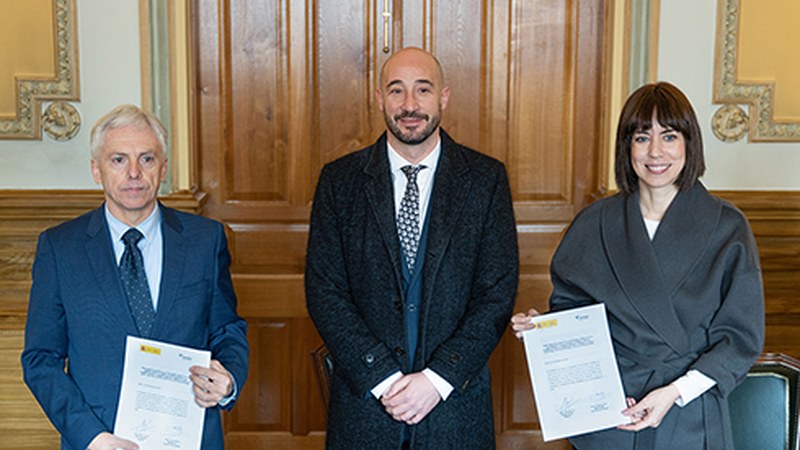 Diana Morant ministroa Eibarren egon da, Parke Teknologikoarentzat dirulaguntza hitzarmena sinatzen