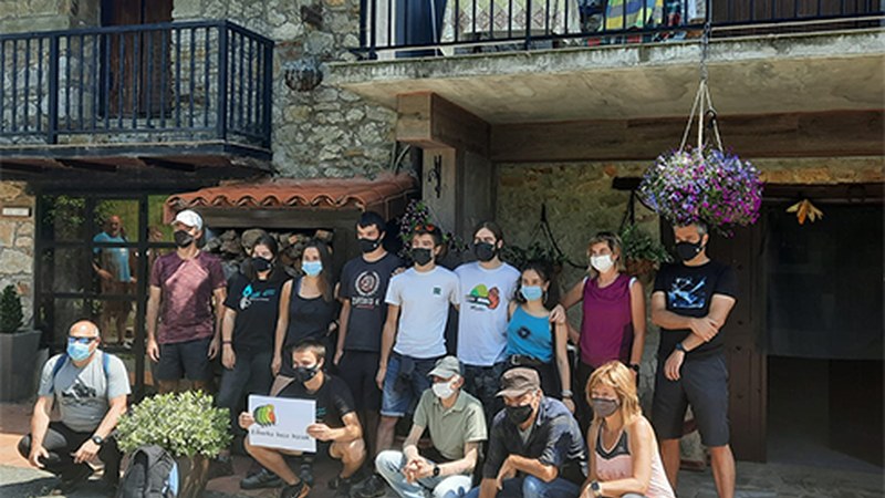 Diman eukaliptoak kentzen ibili dira Eibarko Baso Biziak taldeko eta Eibarko Gaztetxeko kideak