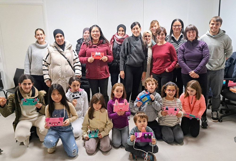 Diru-zorroak egiten arratsalde ederra pasa zuten Gurasoak Berbetan eta Ongietorriko familiek