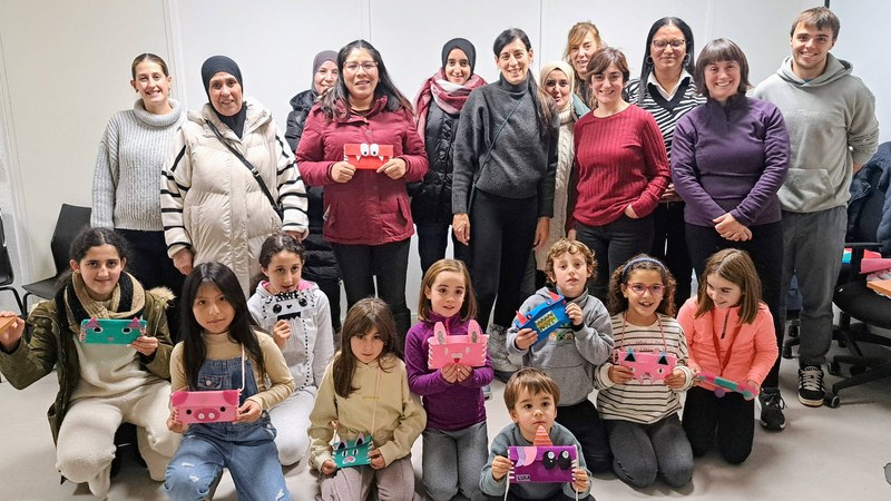 Diru-zorroak egiten arratsalde ederra pasa zuten Gurasoak Berbetan eta Ongietorriko familiek