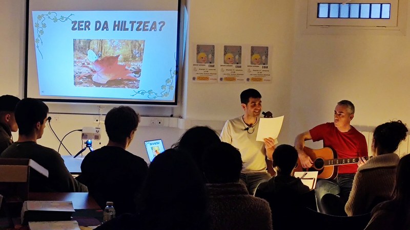 Doluaren inguruko saio hunkigarria eskaini zuen atzo Manex Beristainek