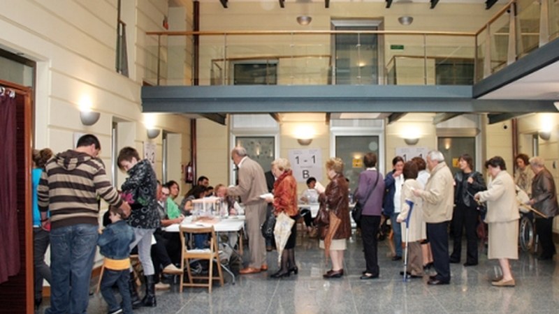 Domekako hauteskundien gaiñian jakin biharrekuak