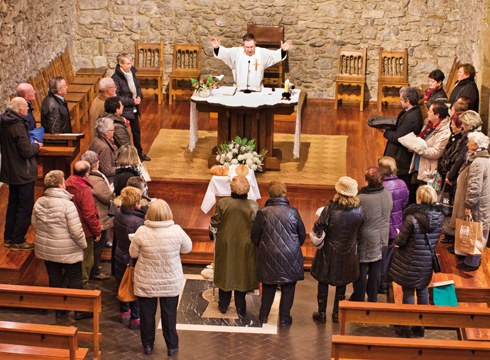 Domekan hasiko dute ikasturtea Azitaingo parrokian