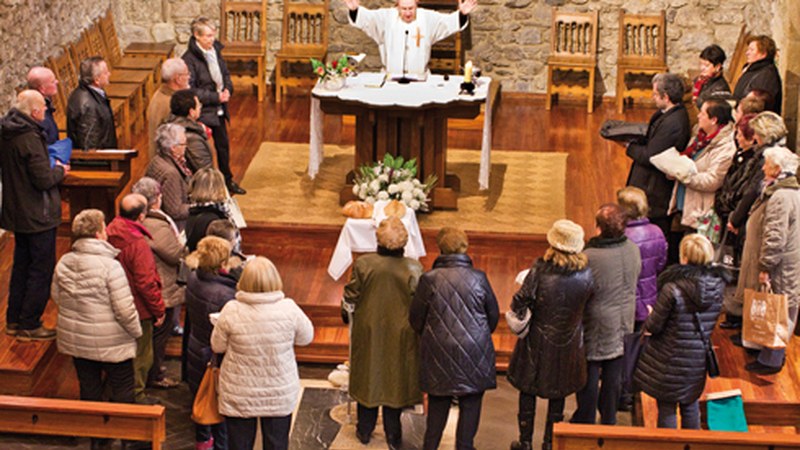 Domekan hasiko dute ikasturtea Azitaingo parrokian