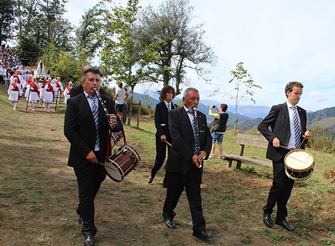 Domekan jarraituko du jaiak Arraten, baserritar jubilatuen eta Kofradiaren egunean