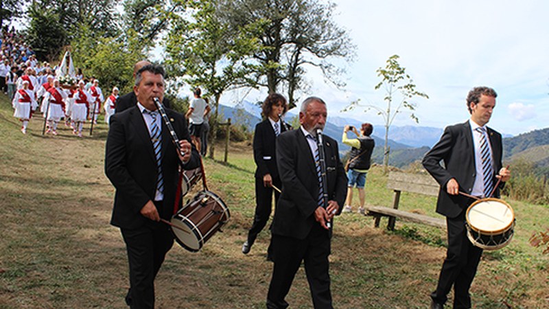 Domekan jarraituko du jaiak Arraten, baserritar jubilatuen eta Kofradiaren egunean