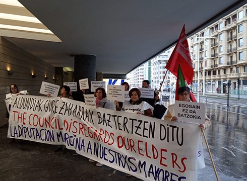 Donostiraino eraman dituzte euren aldarriak Egogain Gerontologia Zentruko beharginek