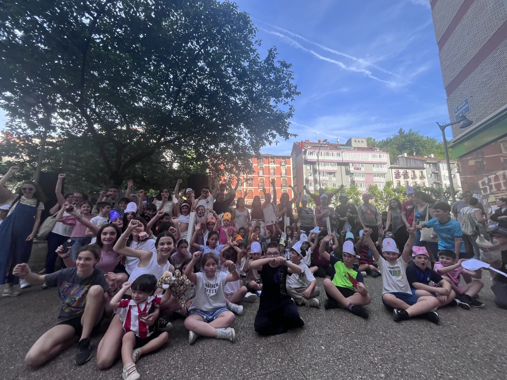 Dozenaka familia aritu ziren atzo “altxorraren bila”