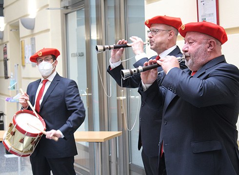[ADI ORDUAREKIN] Dultzaineroei harrera egiteko ekitaldia 13:00ean izango da, ez 12:00etan