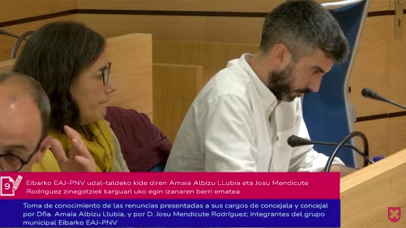 EAJ-PNV udal-taldeko Amaia Albizu eta Josu Mendicute zinegotziek karguari uko egin diote gaurko osoko bilkuran