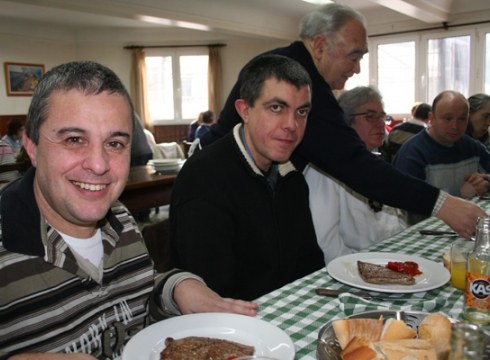 Ederto bazkaldu zuten Gureak-ekoek zapatuan, Auzokoak elkartekoek gonbidatuta